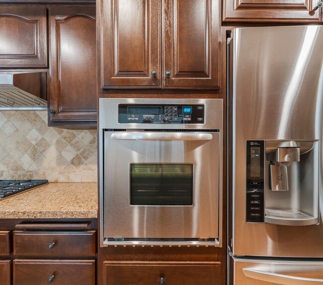 Building Photo - Valmonte 3 bed/3 bath Home plus guest house.