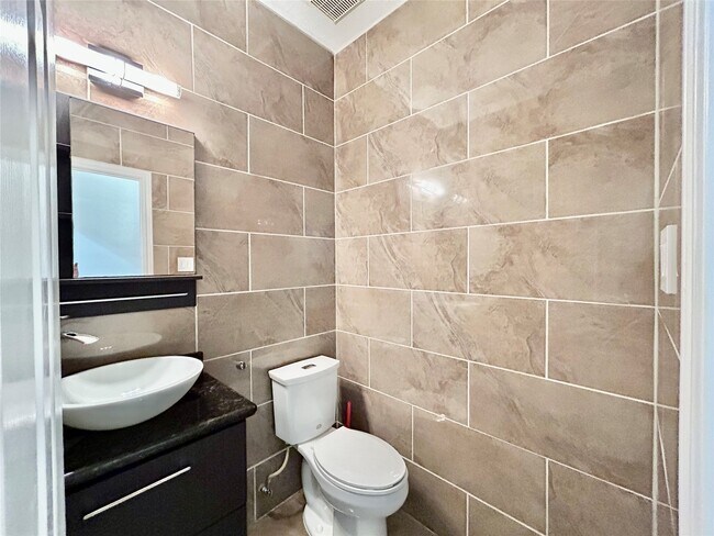 Building Photo - 22918 Breton Point Dr