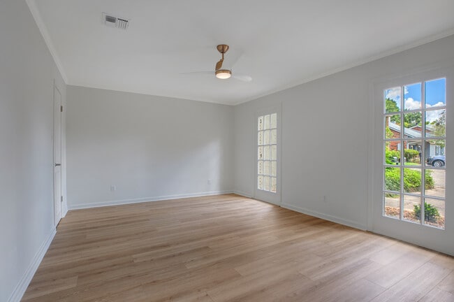 Building Photo - 301 Kingston Dr