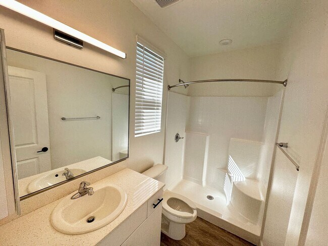 Building Photo - FIRST MONTH FREE! 2 Bedroom / 2 Bathroom o...