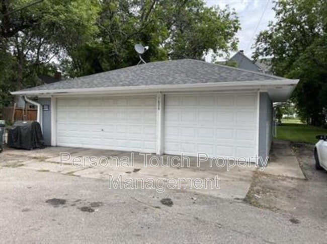 Building Photo - 1026 N University Dr