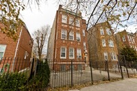 Building Photo - 3 bedroom in Chicago IL 60645