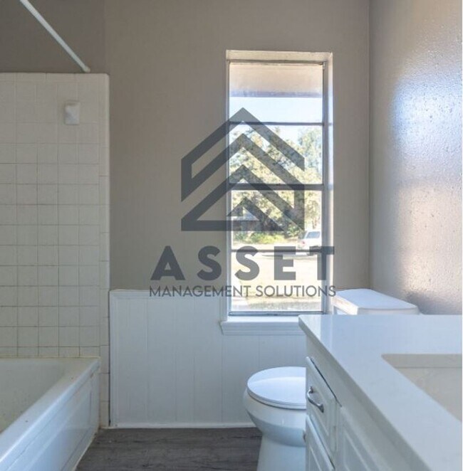 Building Photo - Charming 5 Bedroom Home Available for Lease or Rent to Own!