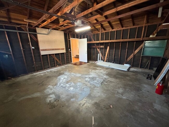 Building Photo - Spacious 2 Bedroom Home with 2 Bonus Rooms