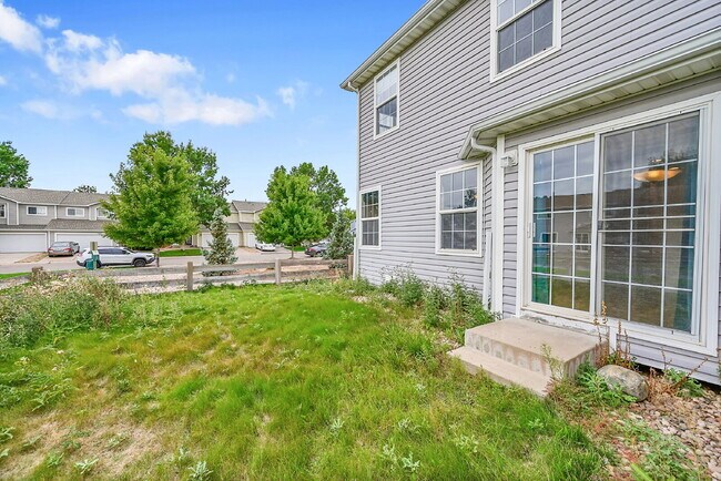 Building Photo - $2,550 - 3 Bed, 2 Bath End Unit Townhome w...