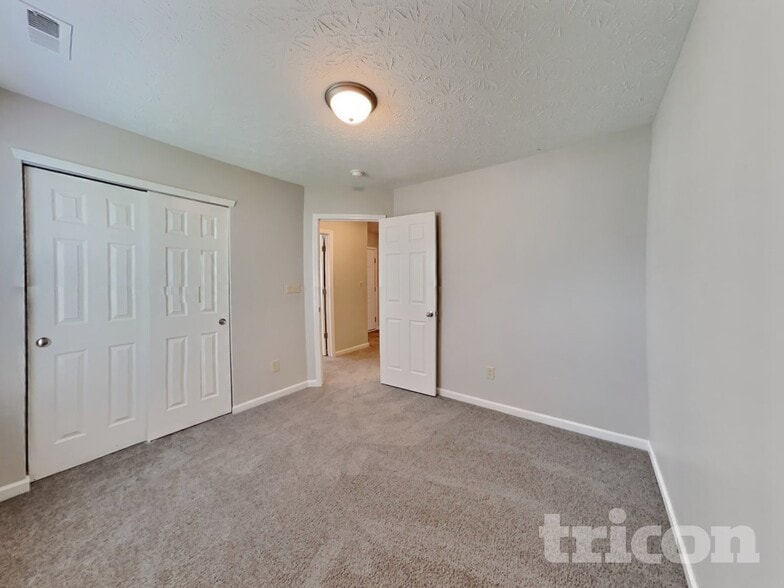 Building Photo - 1806 12 Oaks Dr