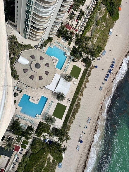 Building Photo - 16047 Collins Ave