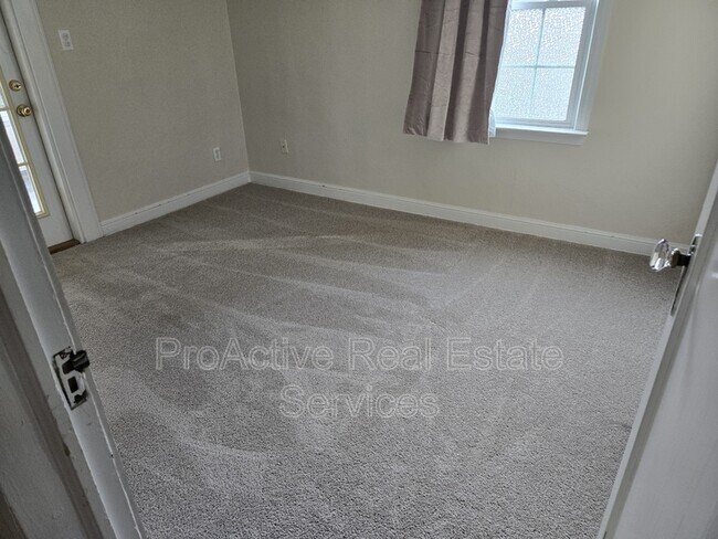 Building Photo - 519 Maycox Ave