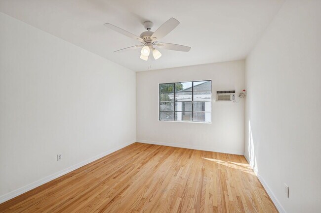 Building Photo - 11613 Moorpark St