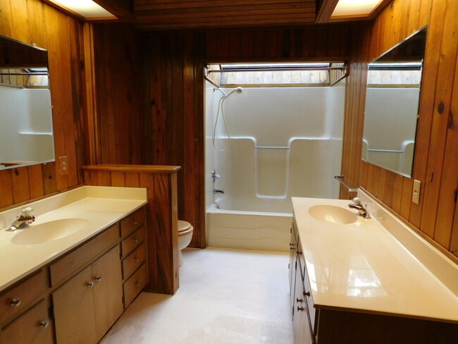 Building Photo - 4Bd/1.5Ba Two Story Home - Available End o...