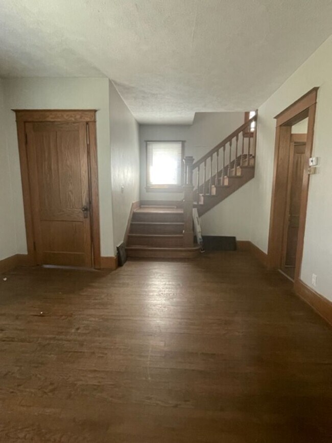 Building Photo - 5 Bedroom Rental House- Field Club Neighbo...