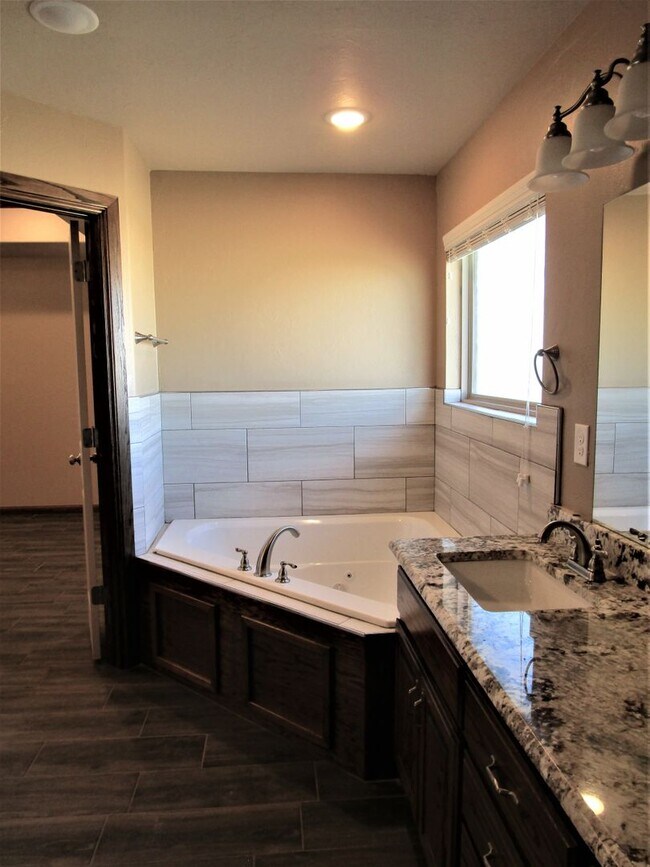 Building Photo - Like New!  3 bedroom 2 bath 2 car garage!