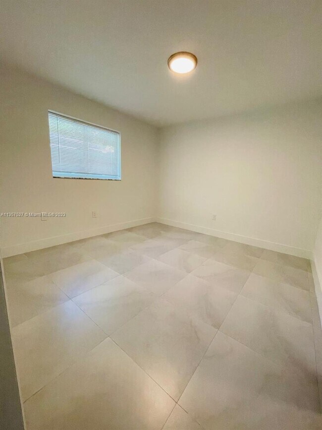 Building Photo - 1517 NE 110th St