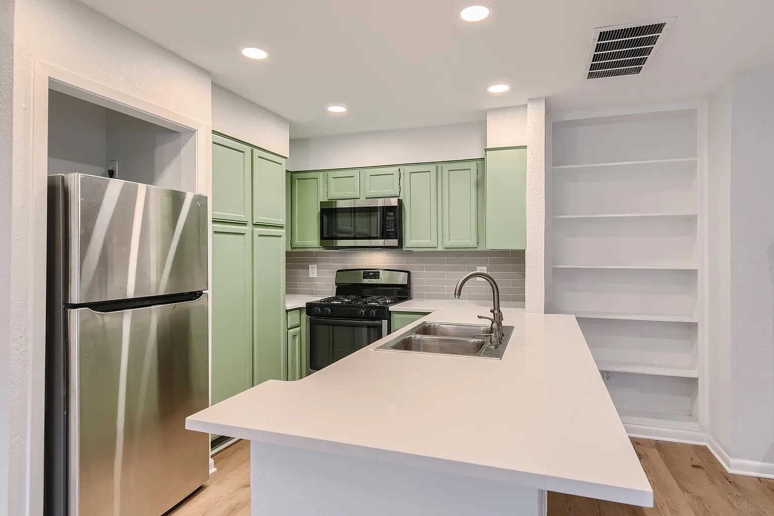 Building Photo - Room in Condo on Beauregard Cir