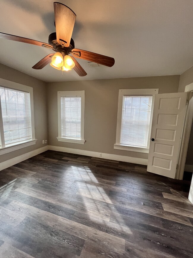 Building Photo - 916 N Austin St