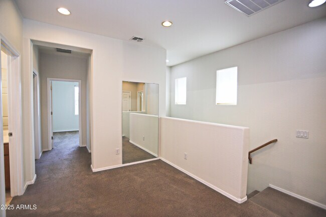 Building Photo - 1090 W Caroline Ln