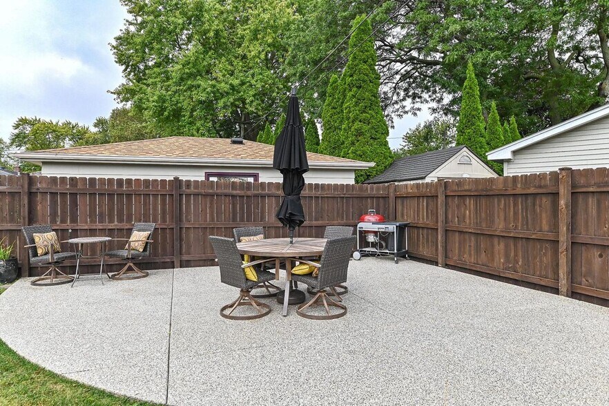 Building Photo - 1208 Montclair Dr