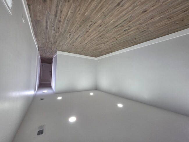 Building Photo - 1621 E 74th Pl