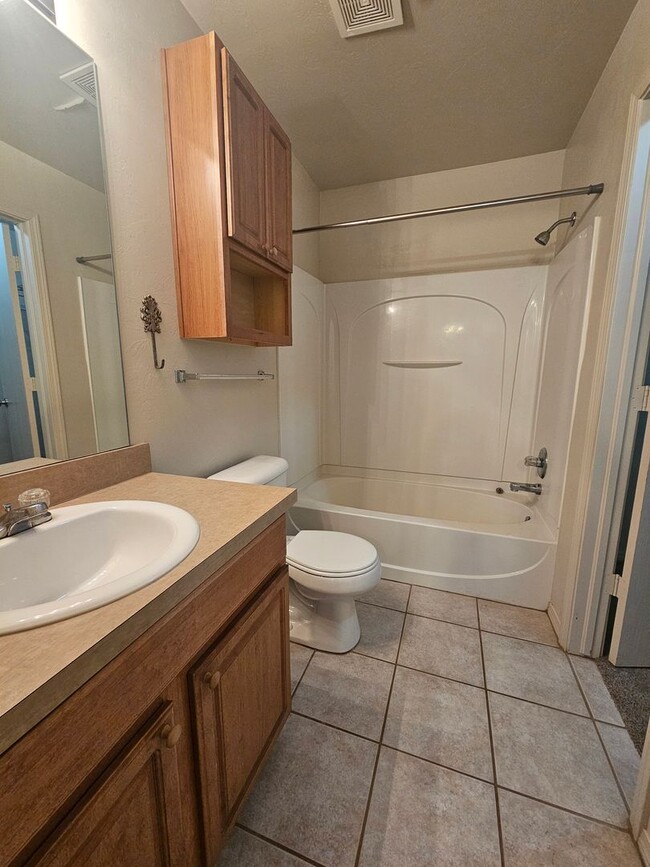 Building Photo - (4) Bed/(2) Bath in Trailwoods Addition! S...