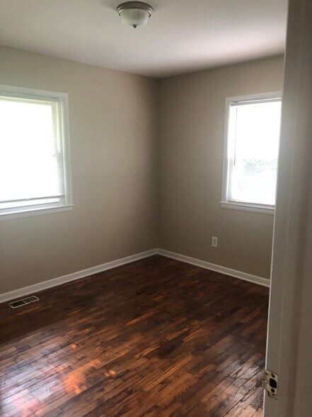 Building Photo - 3702 Ivanhoe Ave