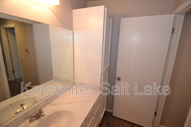 Building Photo - 1462 E Foxboro Dr