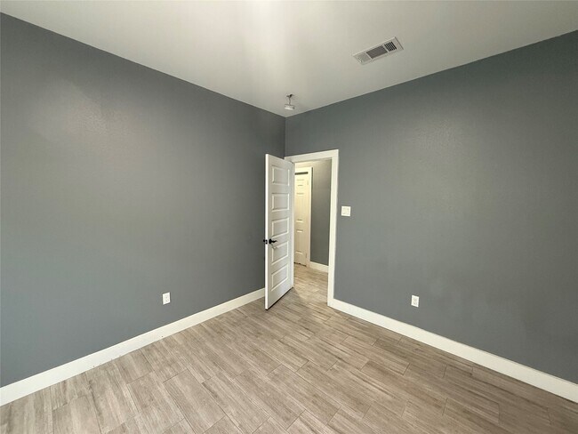 Building Photo - 9815 Garcroft St