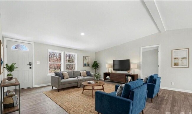 Building Photo - 5050 Park Creek Dr