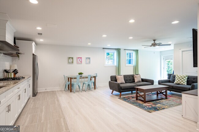 Building Photo - 2617 Caladium Dr NE
