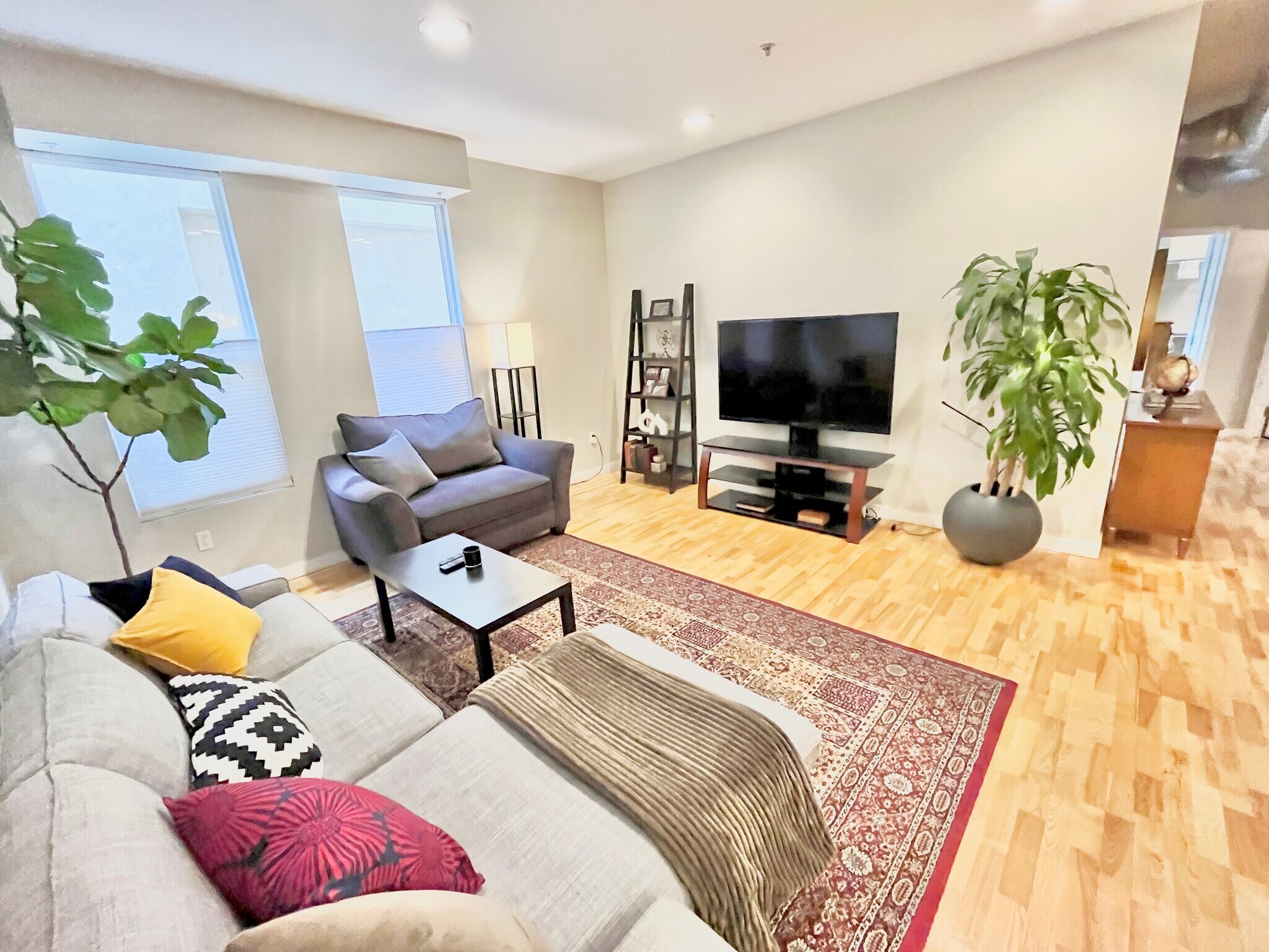 Very large, open living room - 2422 Tremont Pl