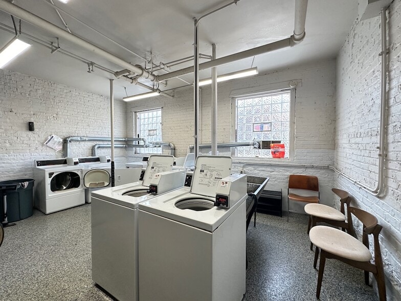 Building Photo - 2536 N Sawyer Ave