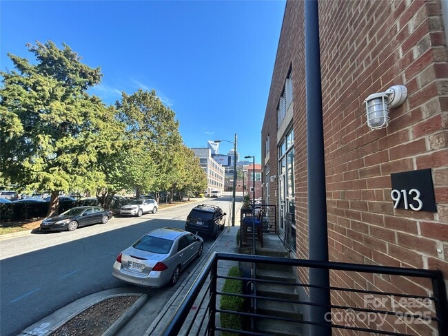 Building Photo - 913 Westmere Ave