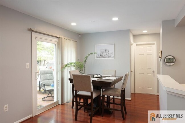 Building Photo - 160 Buttonwood Dr