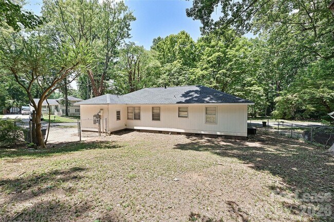 Building Photo - 5121 Farm Pond Ln