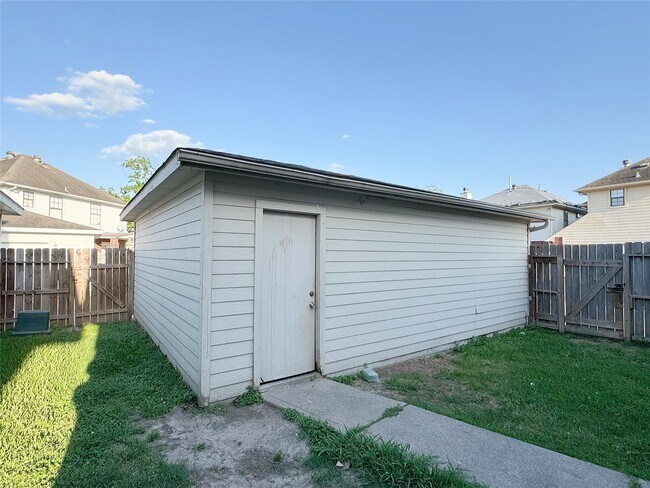 Building Photo - 8631 Mapletwist St