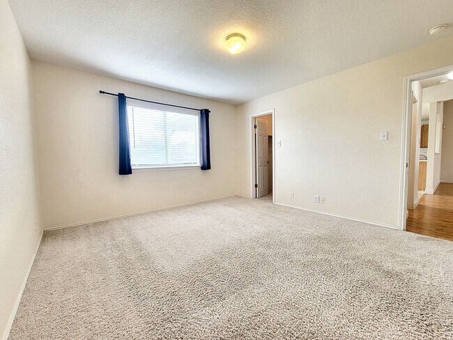 Building Photo - Charming 3/BR 2.5/BA Home with Bright Inte...