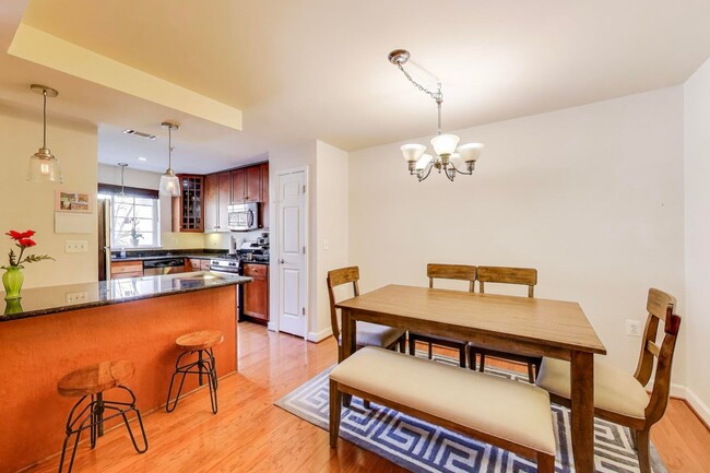 Building Photo - Light-filled 2bd/2ba right on S Four Mile Run $2850