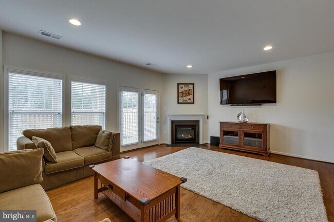 Building Photo - Charming 3BR Townhome in Aldie