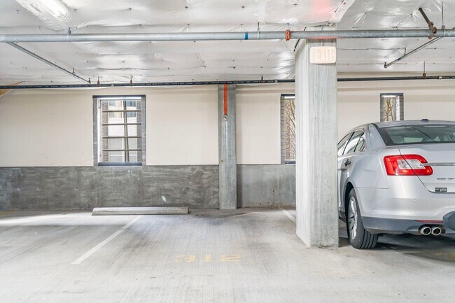 Building Photo - Elizabeth Lofts - 7th floor north facing p...