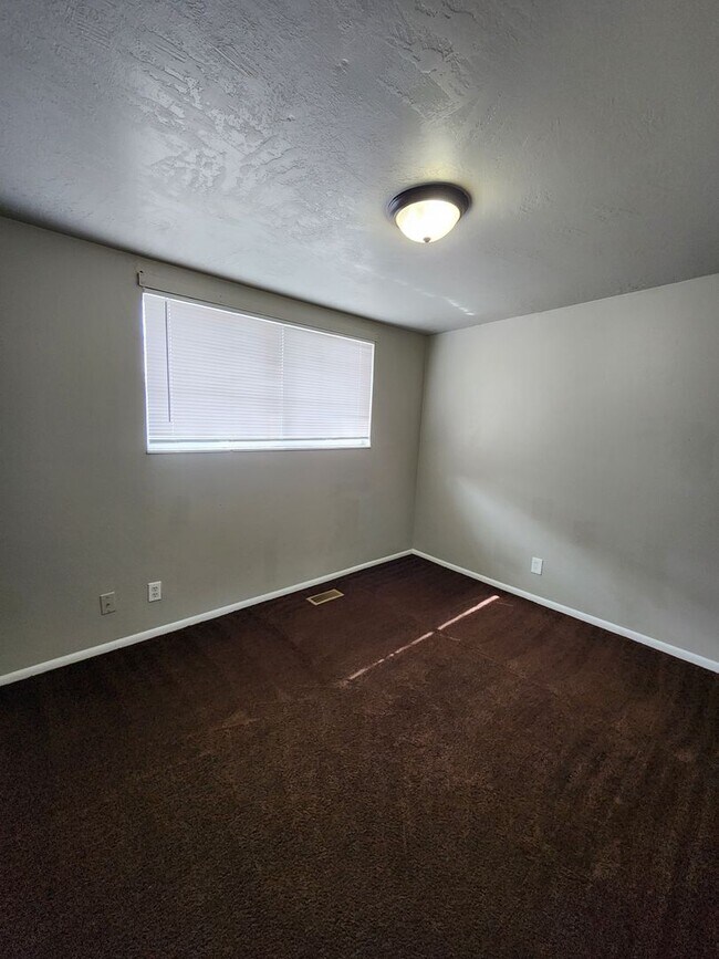 Building Photo - Weg3650 (4Plex)