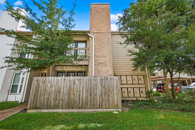 Building Photo - 2100 Tanglewilde St