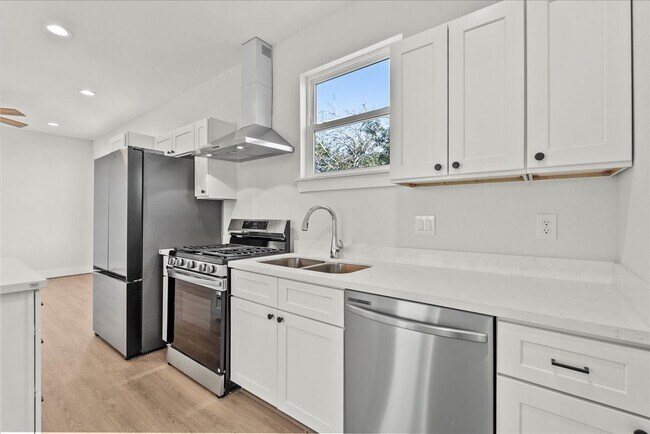 Building Photo - 1910 Bayou Shore Dr