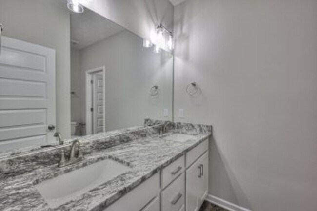 Building Photo - Beautiful NEW 3 Bed 2.5 Bath Townhome in M...