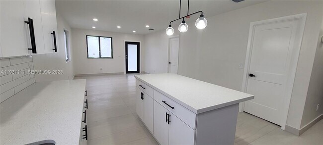 Building Photo - 800 Jann Ave