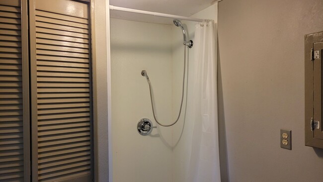 Building Photo - PRE-LEASING FOR September! Quiet Quaint Pr...