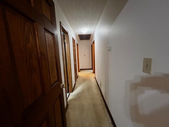 Building Photo - 380 Hidden Valley Dr SE