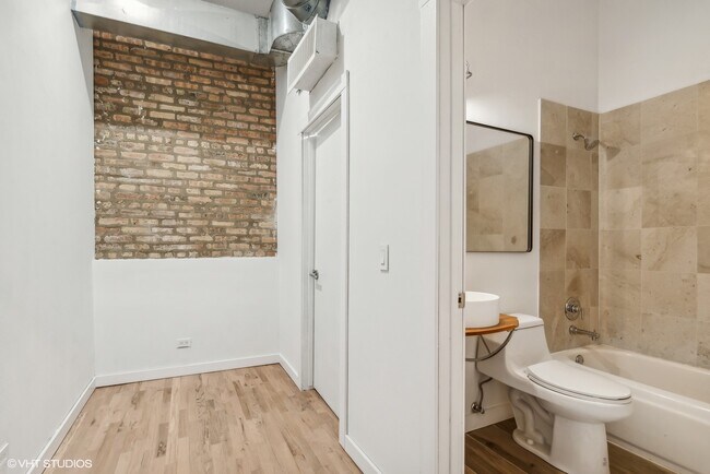Building Photo - 2156 W Hubbard St