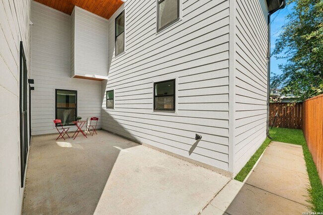 Building Photo - 117 Carle Ave