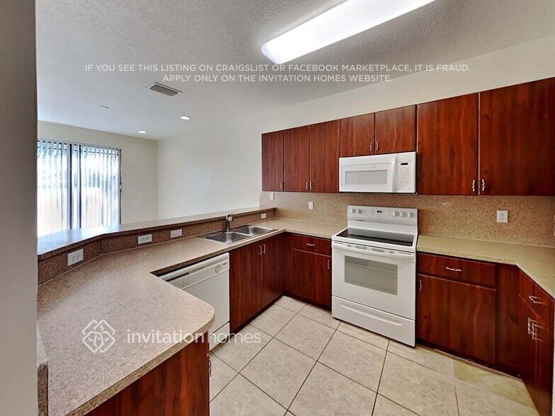 Building Photo - 568 NE 35th Ave