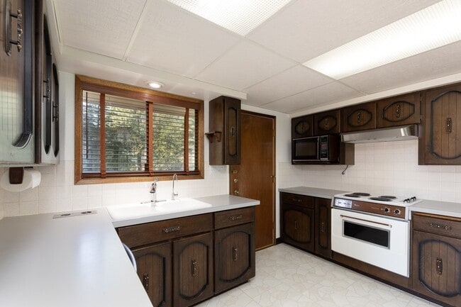 Building Photo - 3+ Bedroom, 3 Bath Available in quiet Spok...