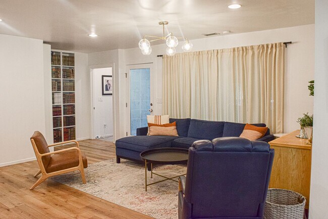 Building Photo - Semi furnished!